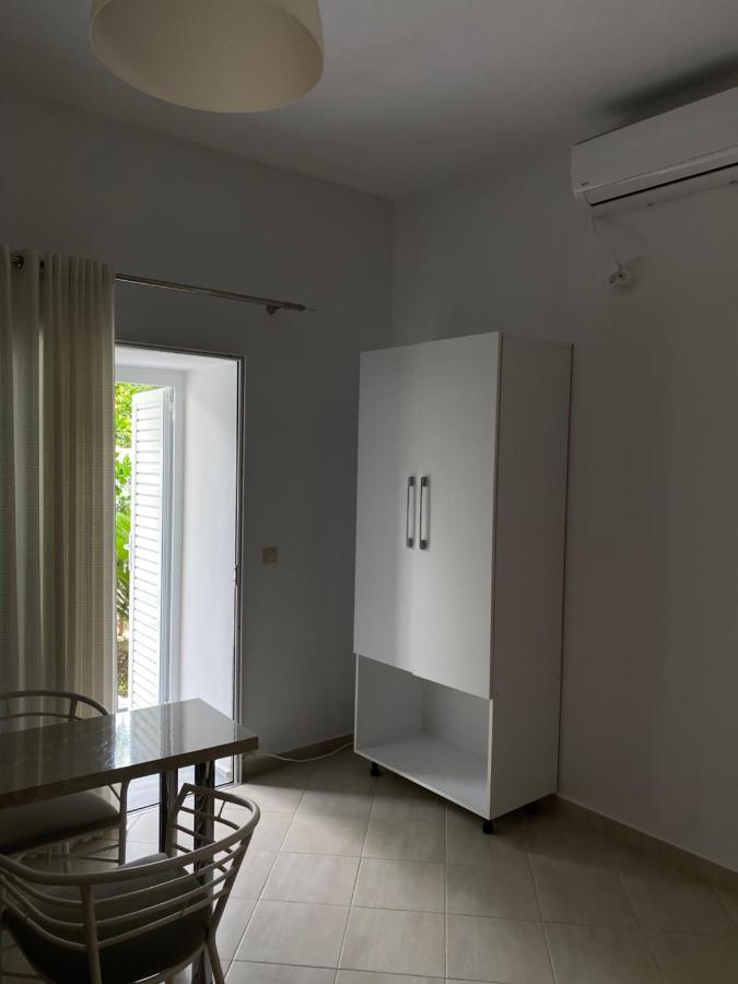 Lr Apartments Sarandë Esterno foto